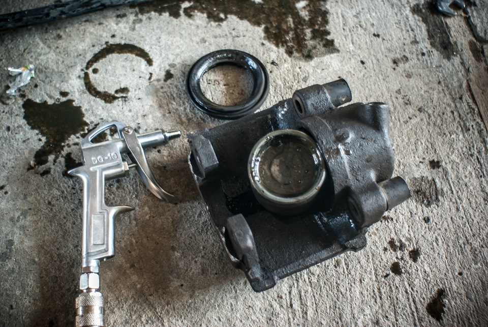 Клинит передние тормоза — BMW 5 series (E28), 2,8 л, 1982 года ...