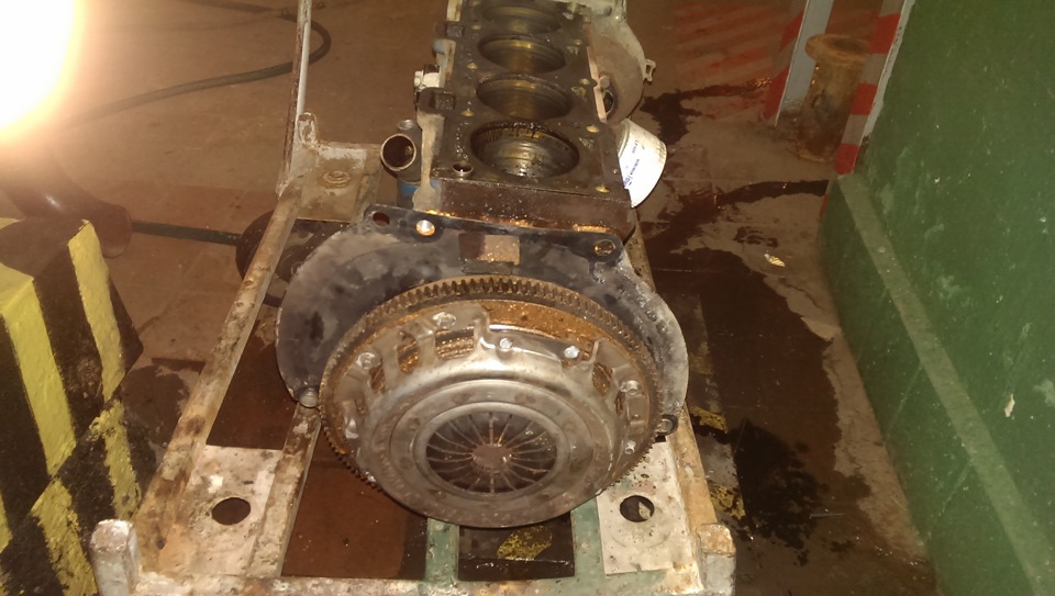 Разбор движка. Снятие маховика, шкива кв, поддона, помпы. масляного ...