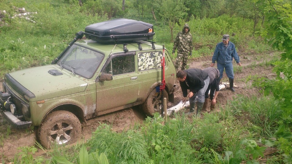 Село нива. Нива на пузе. Джип сел на брюхо.