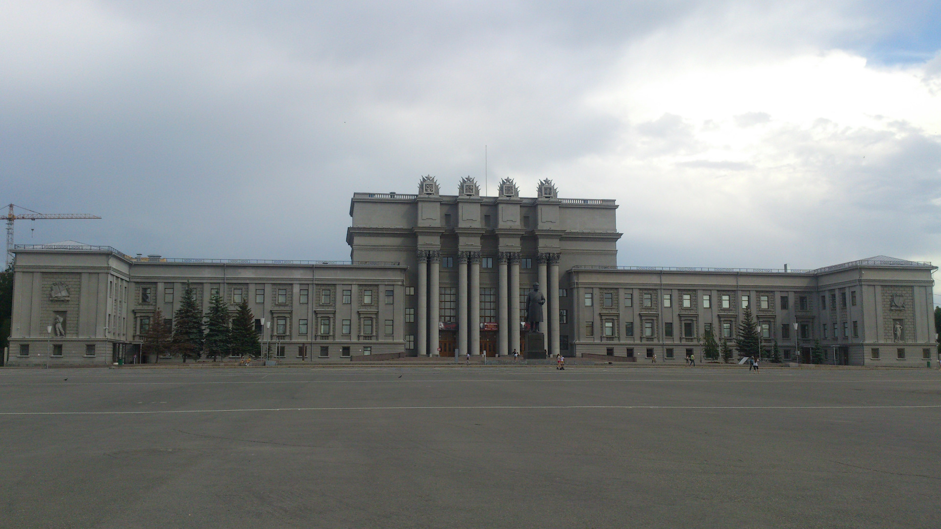 Сама площадь. Площадь Куйбышева Самара. Площадь Куйбышева театр оперы. Куйбышев театр оперы и балета. Самарский Академический театр оперы и балета в годы войны.