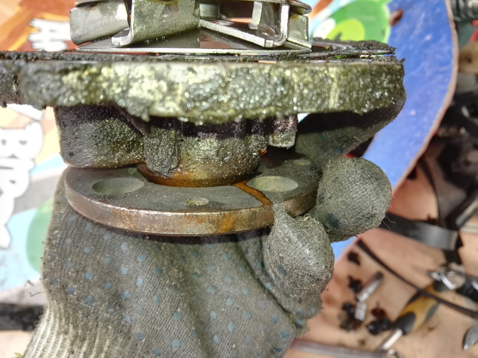 с помпой не знаю что делать. Вроде не шумит не болтается, но видно, что ржавые потеки есть, возможно сальник протекать начинает — Chevrolet Captiva (1G)