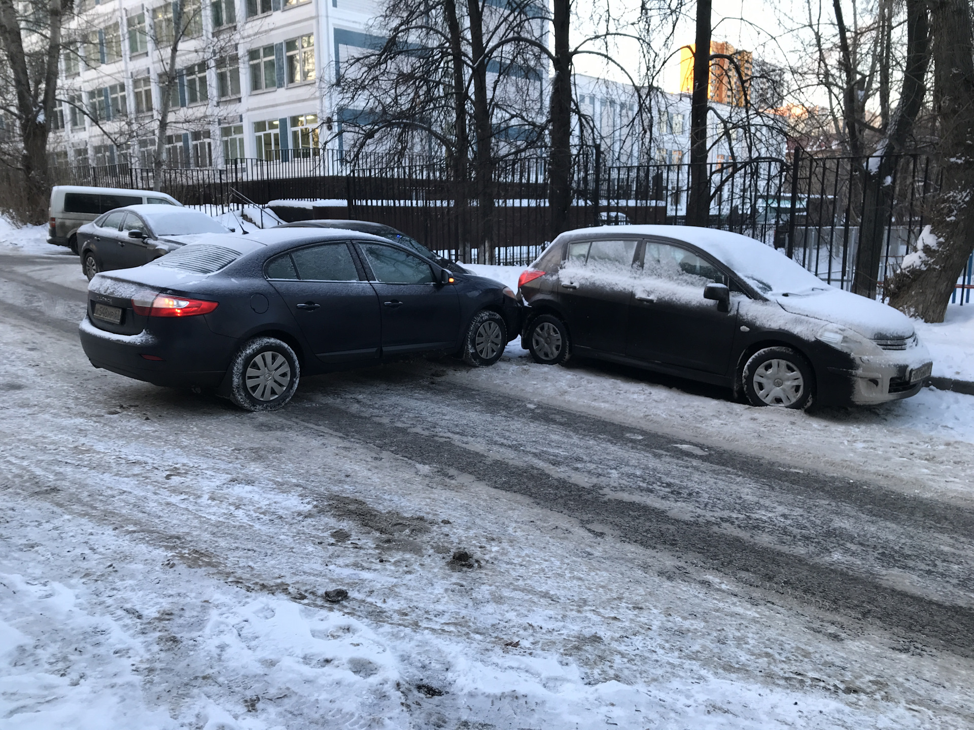 Врезались во дворе. Врезались во дворе. Небольшое дтп во дворе. Дтп во дворе. Задел машину во дворе.