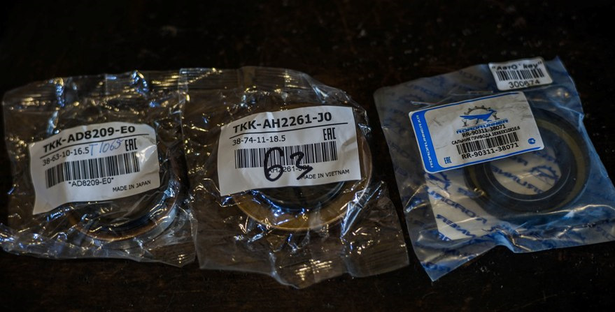 Попутно были заменены все сальники. Чтоб уже не возвращаться к этому вопросу. — Toyota Altezza. Запчасти на фото: AD8209E0, 571065, AH2261J0