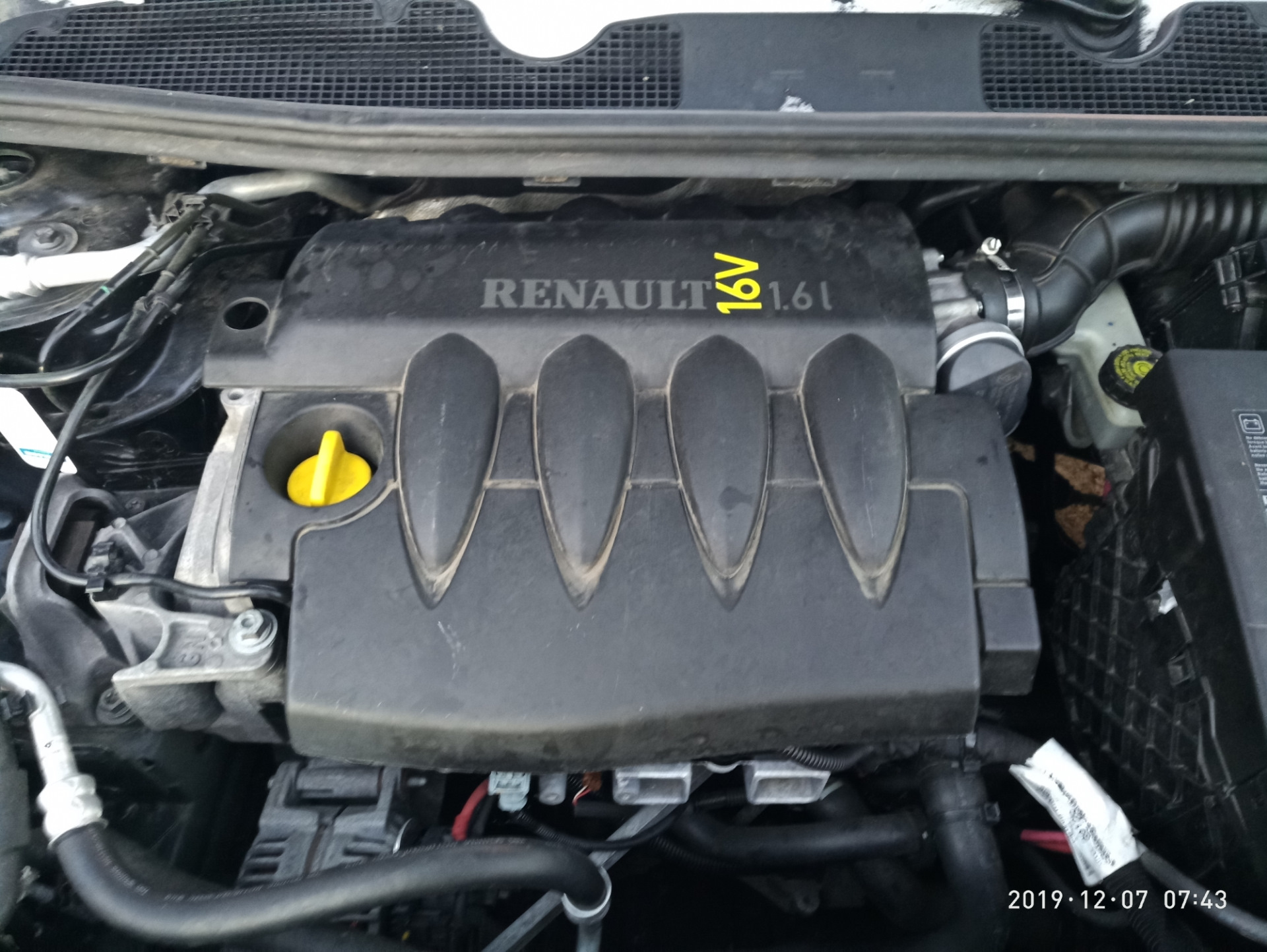 Двигатель рено сценик 2 купить. Крышка двигателя Renault Fluence 1.6. Двигатель Рено Флюенс 1.6. Крышка двигателя Рено Флюенс 1.6. Крышка двигателя Рено Флюенс 1.6 к4м.