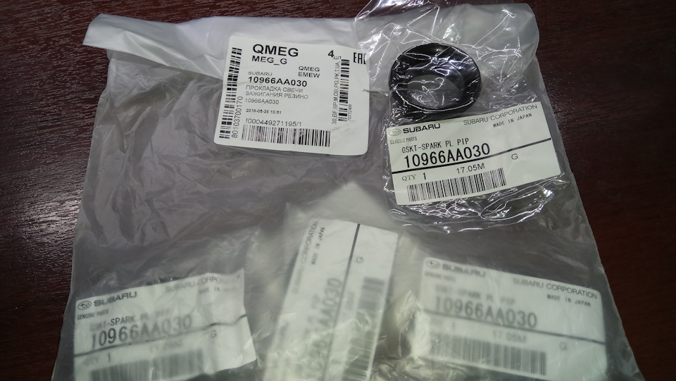 Прокладка свечного колодца SUBARU 10966AA030 (MITSUBISHI MD198128) По совету ребят с форума решил взять Субаровские оригинальные сальники, ибо они дешевле выходят, чем ориг от Мицу.Пришли в оригинальной упаковке SUBARU — Mitsubishi Galant (8G). Запчасти на фото: 10966AA030, MD198128
