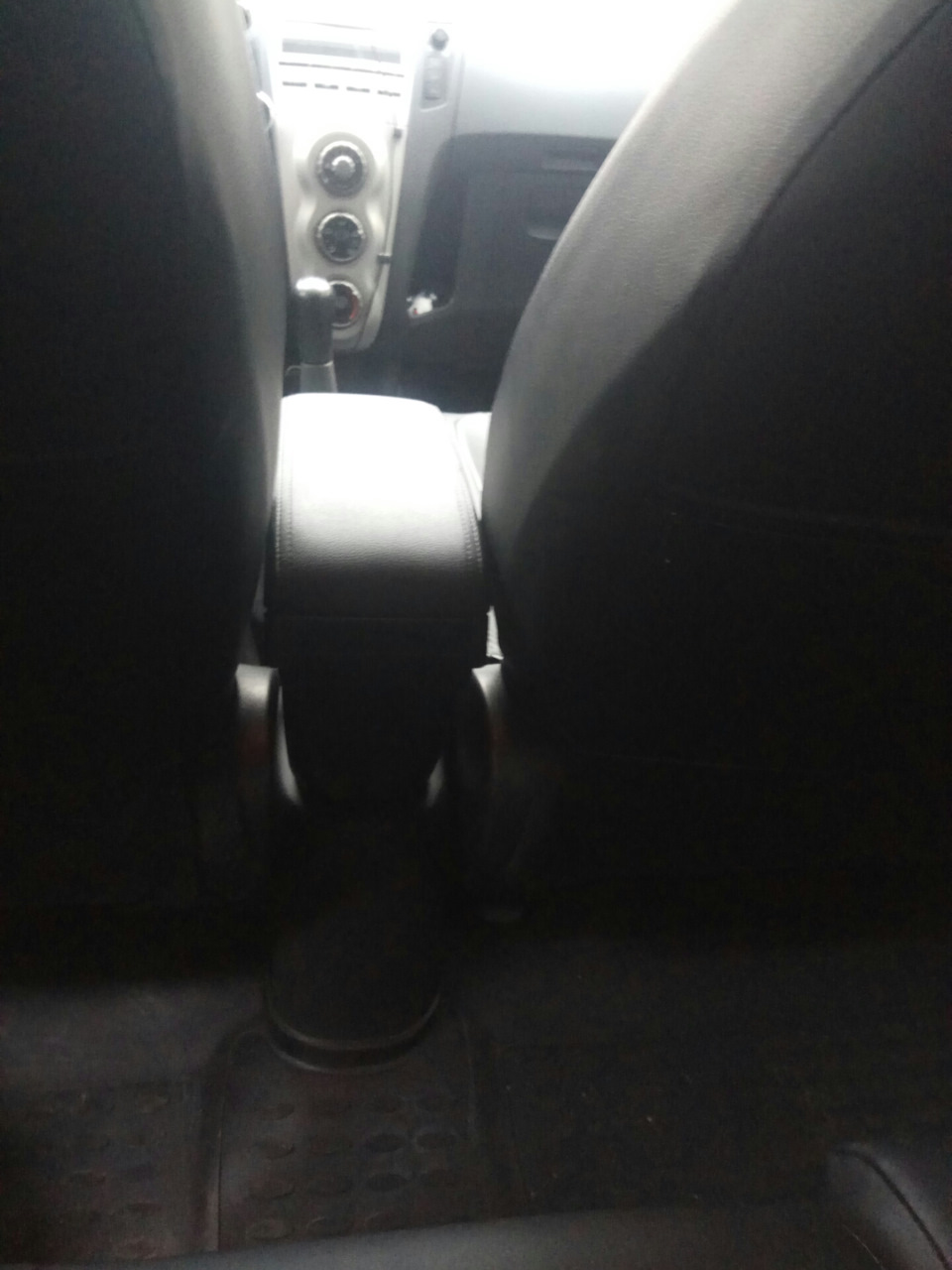 Подлокотник — Toyota Yaris (p2), 1,3 л, 2008 года | шины | DRIVE2