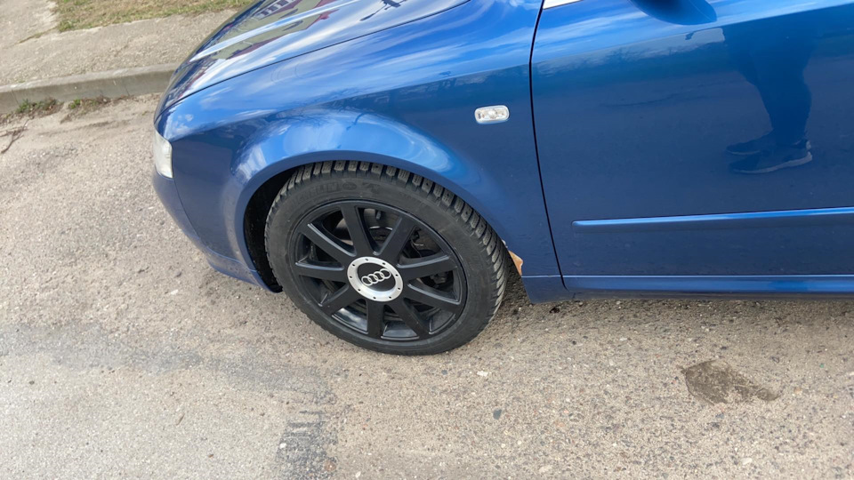 фото умирающего крыла (сейчас еще хуже, краска отваливается кусками) — Audi A4 Avant (B6)