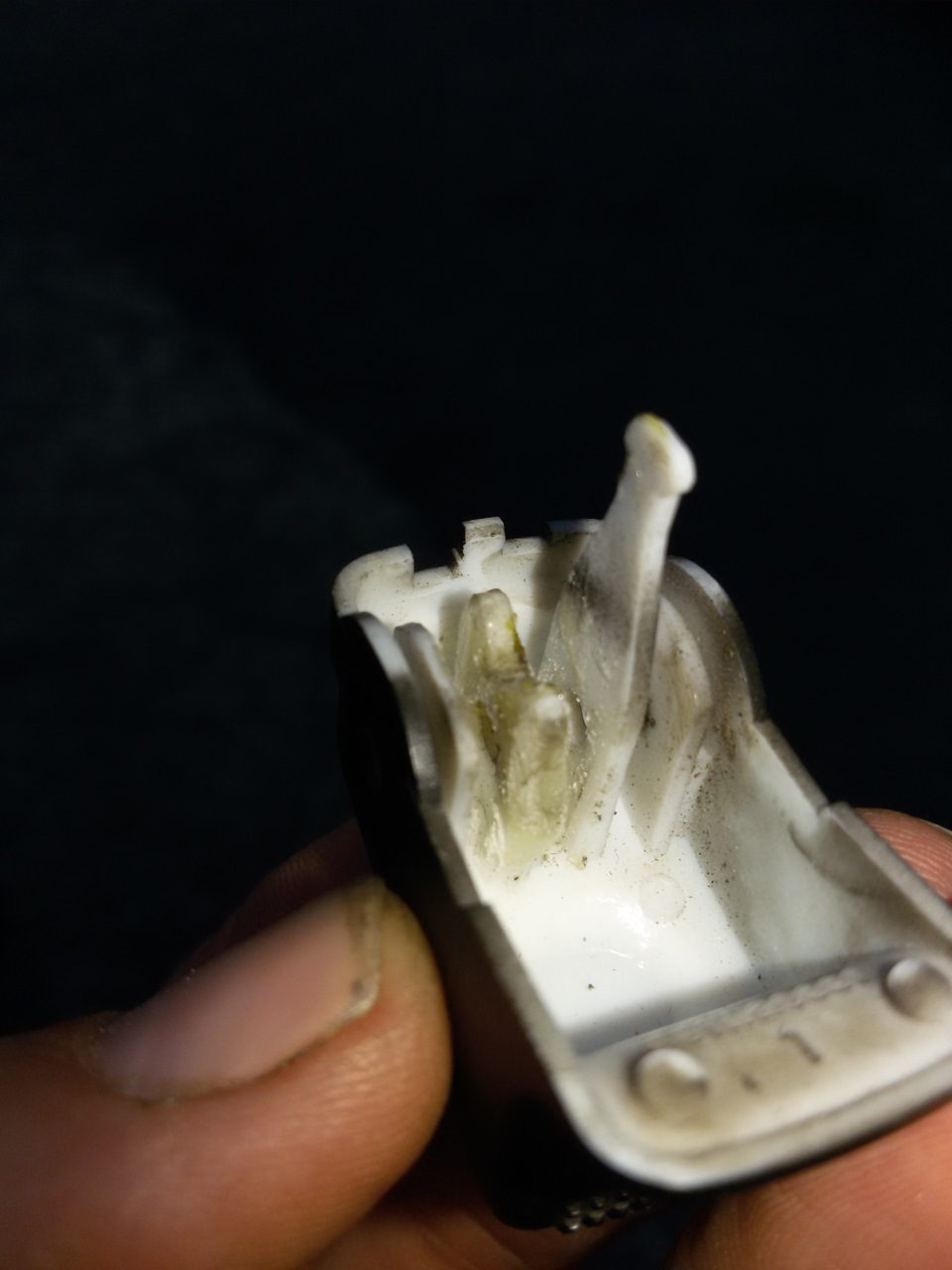 Вот и у меня сломалась кнопка стеклоподъемника и временный ее ремонт ...