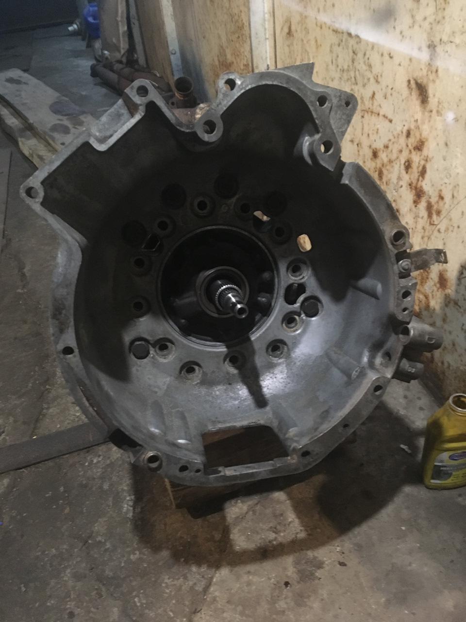 Zf4hp22 на ниву установка видео. biAAAgFxReA 960. Zf4hp22 на ниву установка видео фото. Zf4hp22 на ниву установка видео-biAAAgFxReA 960. картинка Zf4hp22 на ниву установка видео. картинка biAAAgFxReA 960. Буквально вчера писал о пробном выезде, и о том чем он закончился.Прочесть можно здесь.На следующий день вернулся в гараж, и принялся скидывать коробку. В этот раз, процесс продвигался быстрее и снял я ее за 2ч30мин-намного лучше результат, чем в предыдущий раз.Вытянул, и принялся разбирать. Чтоб отдефектовать пакет форвард, нам нужно снять колокол со статором насоса. Для этого окручиваем эти болты: