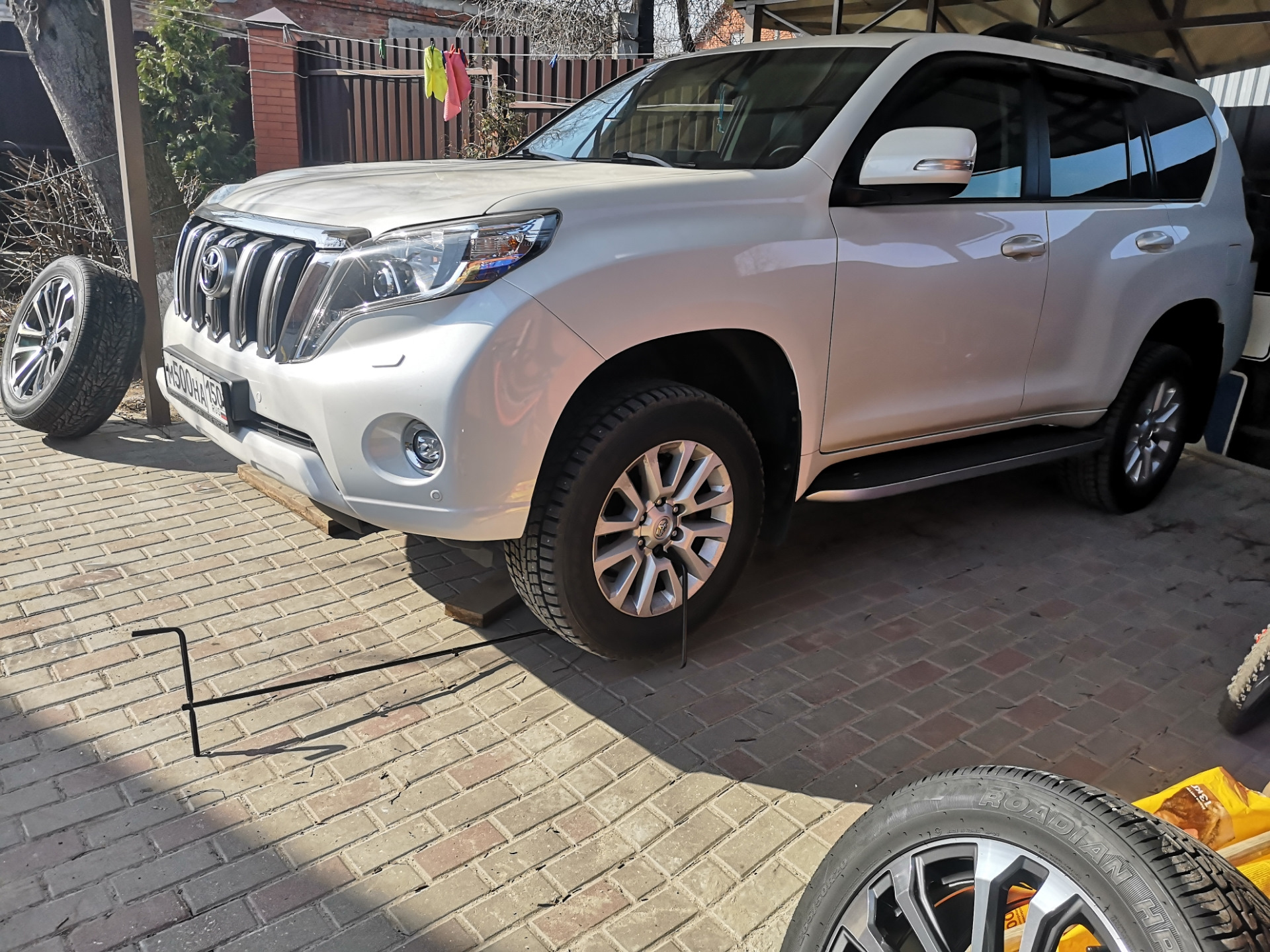 Оклейка пленкой прадо 150. Prado 150 опер. Land cruiser prado 150 2014 песочного цвета. R18 prado. Прокачать прадо.