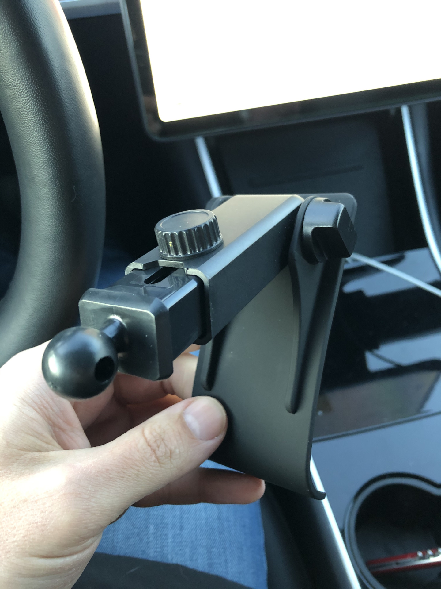 Удобства: Зарядка для телефона — Tesla Model 3 (1G), 2018 года ...