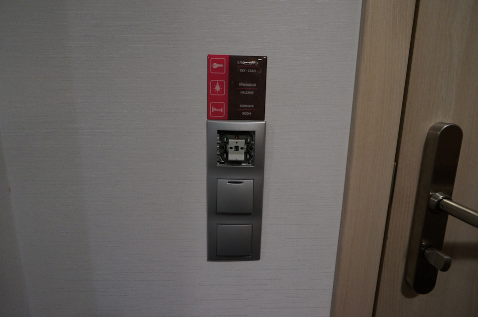 Обычный концевик, замыкаемый пластиковой картой. Но он исправен… — Lada Vesta SW (1G)