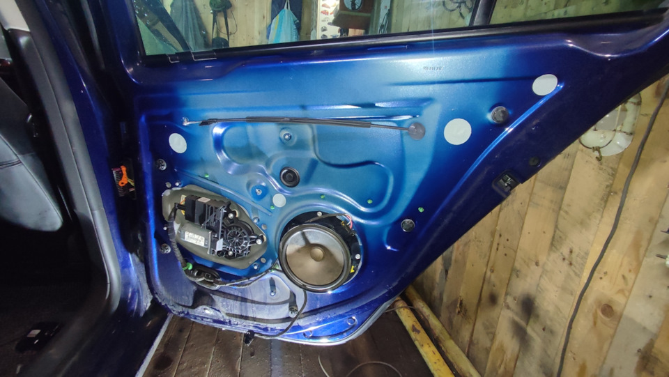 Установка динамиков задних дверей — Volkswagen Golf Mk5, 1,4 л, 2008 ...
