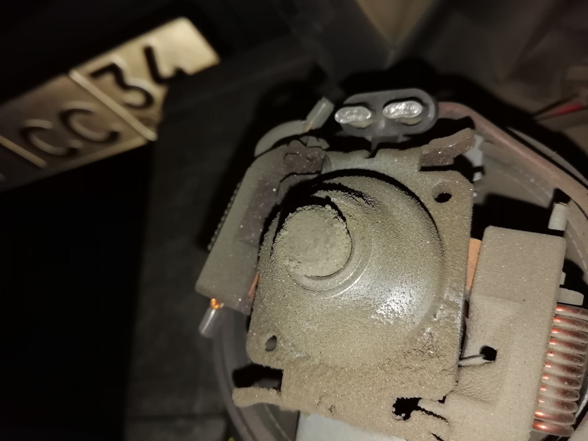 Форд фокус 3 свистит насос кондиционера что делать. Форд фокус 3 свистит. Регулятор оборотов печки форд. Под капотом форд фокус 3 1. Заслонка печки форд мондео 3.