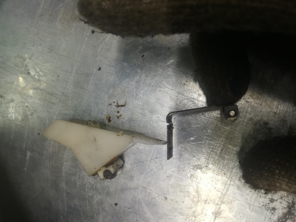 Замена форсунок омывателей лобового стекла на Opel Corsa D — Opel Corsa ...