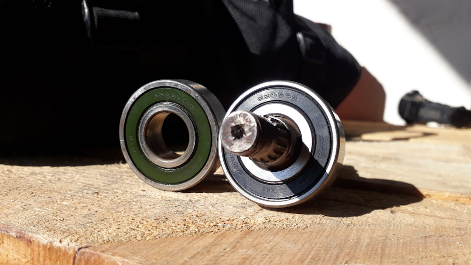 Слева старый подшипник, справа новый. Размерность 6203 — Nissan Patrol GR II (Y61)