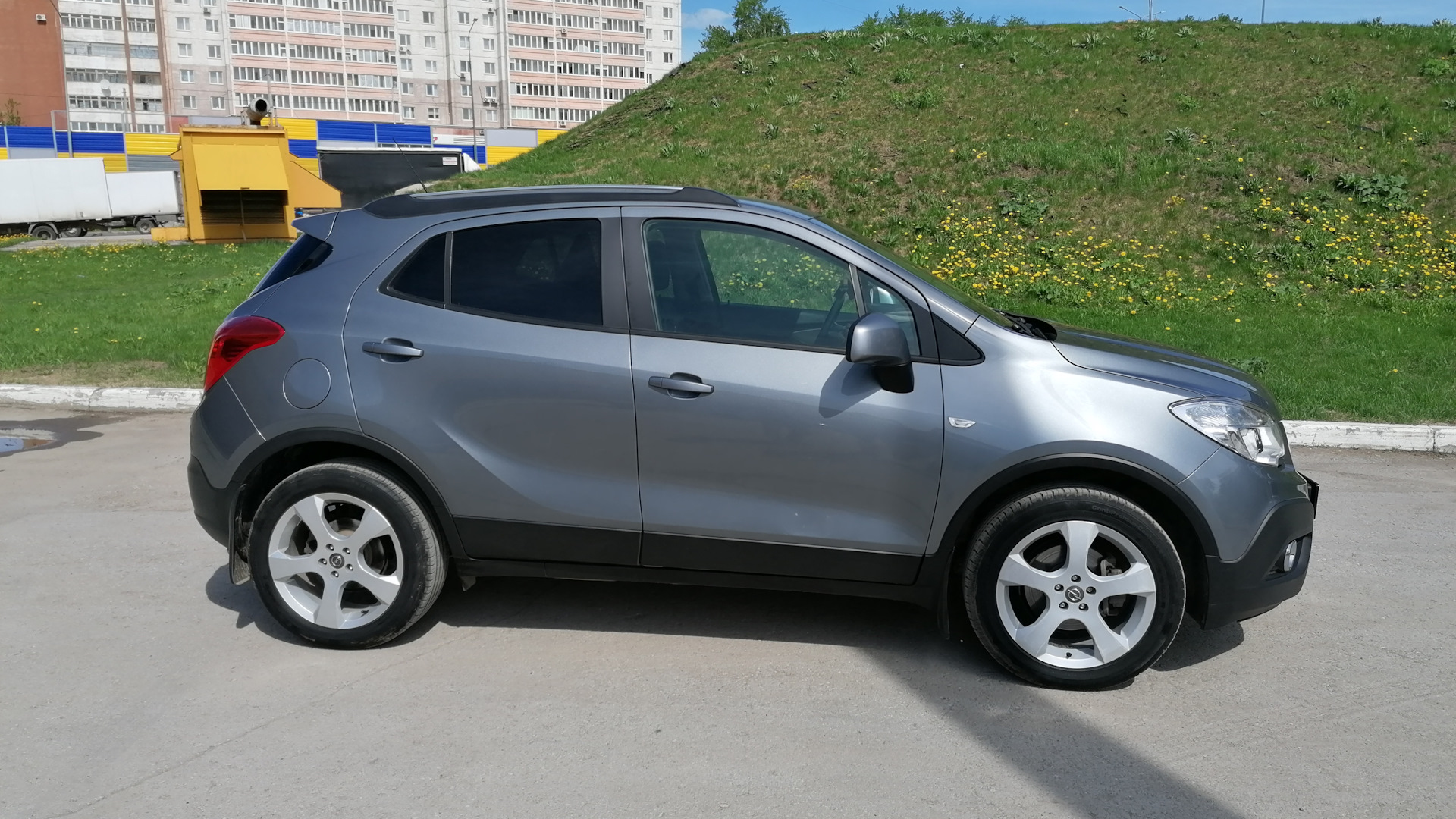 Opel Mokka серый. Opel Mokka 1.8 МТ вес. Opel Mokka 2012 — 2016 i серебристый хетчбэк. Opel Mokka 2012 — 2016 i белый.