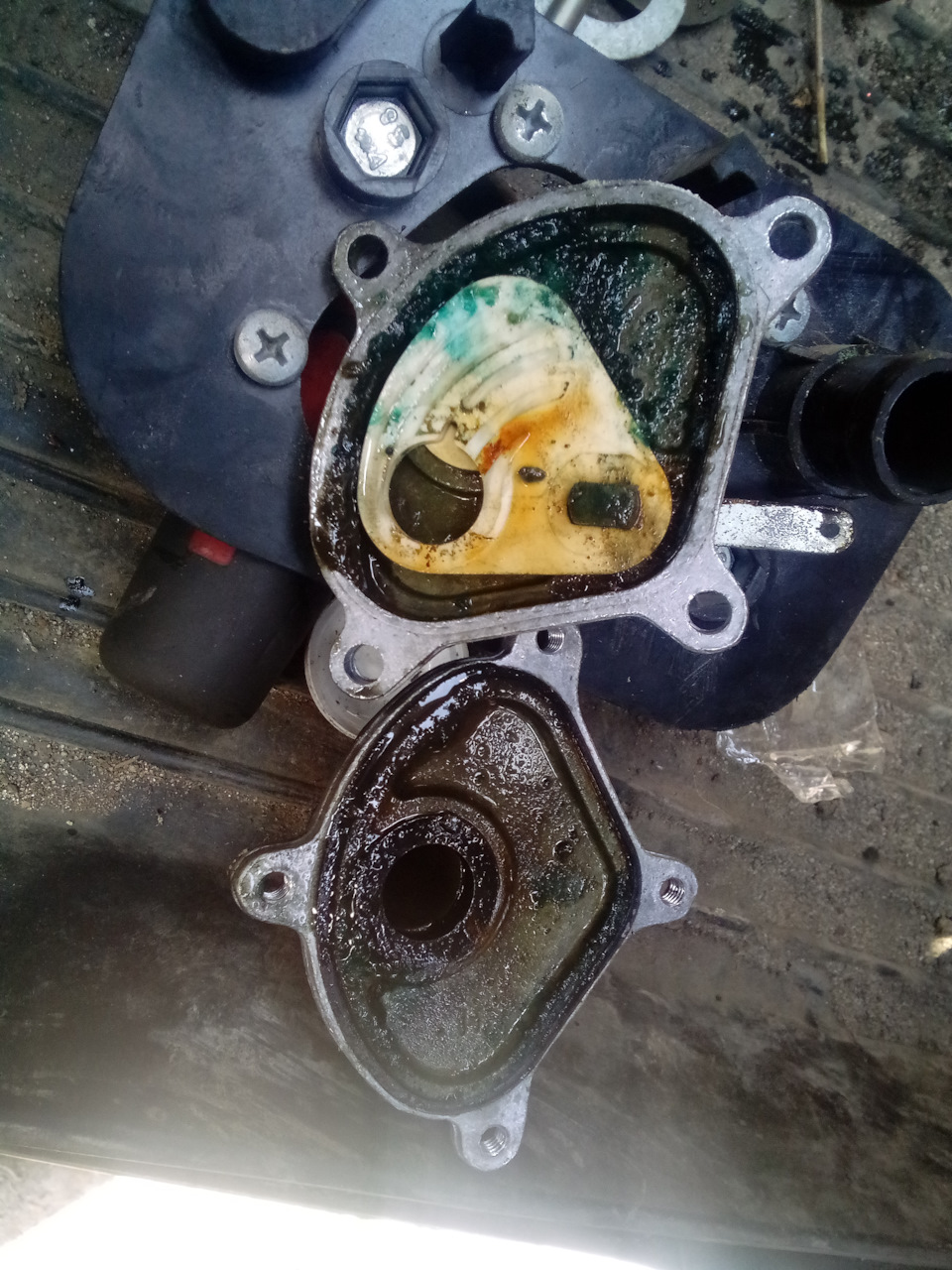 Вскрыл старый кран, в нём закис шток крана и образовались кристалики. Надо наверное чаще мыть систему ож и менять её ж. — Lada 2120 Надежда