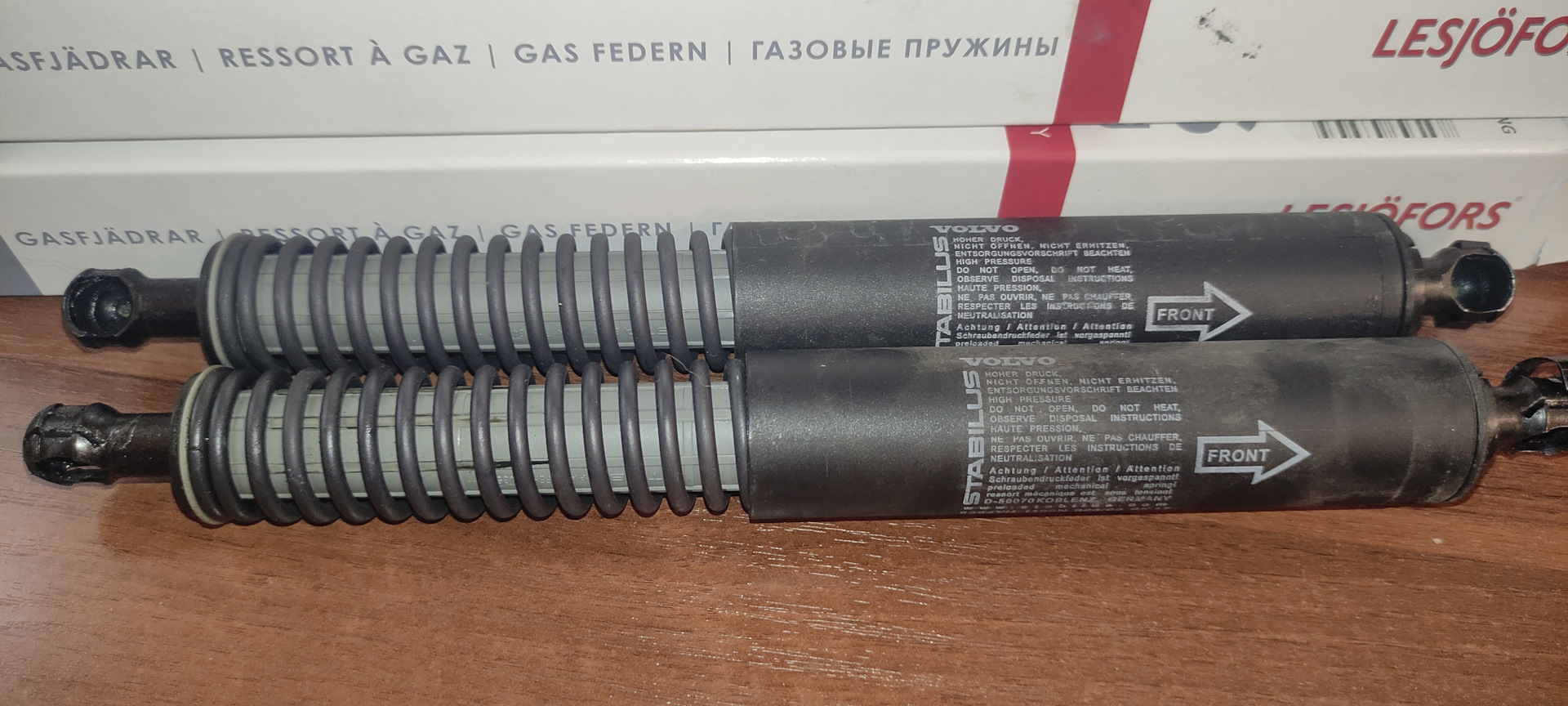 Амортизаторы крышки багажника ч.1 — Volvo XC70 III, 2,4 л, 2008 года ...