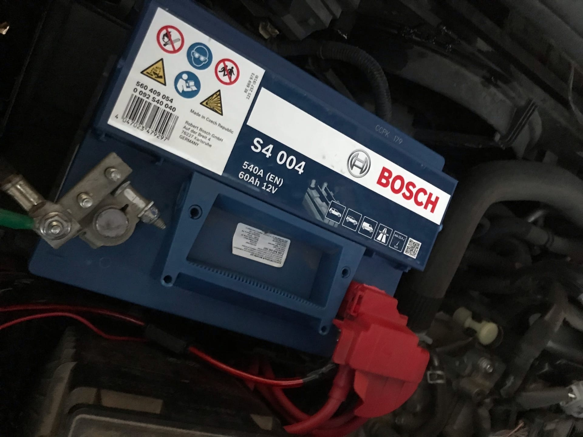 Аккумулятор bosch 60ah. Аккумулятор Bosch s4 021. Bosch s4 e13. Аккумулятор Bosch s4 006 как снять крышку. Какой подходит аккумулятор бош на Рено Логан 2 2015.