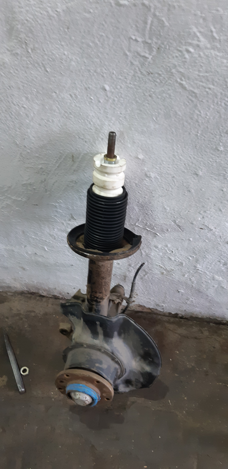 16 Одеваем отбойник и пыльник — BMW 5 series (E34)