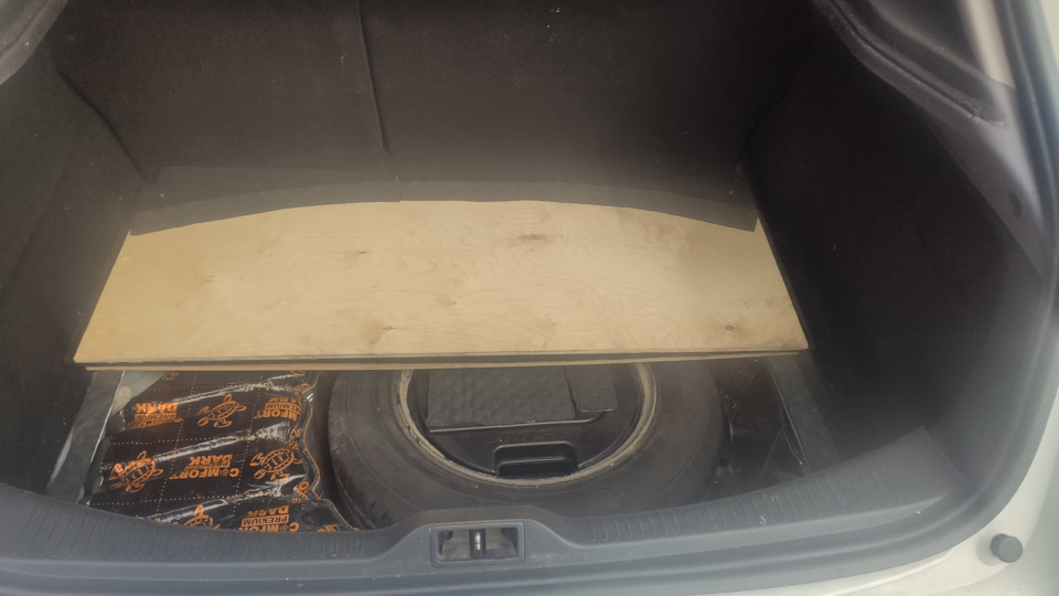 Сабвуфер в запаску 15" — Renault Megane III, 1,5 л, 2010 года ...