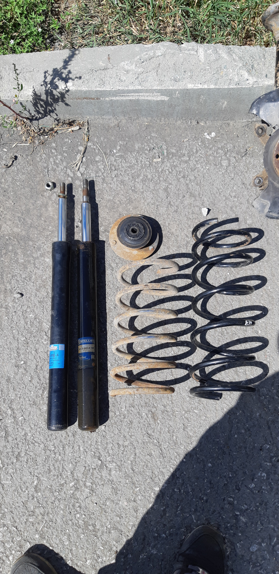 11 Левый амортизатор при нажатии на него не поднимался — BMW 5 series (E34)