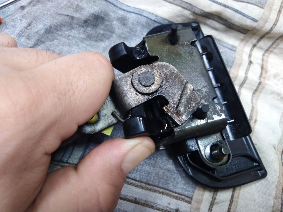 Задняя внешняя аккорд 6. Устройство ручки открывания дверей лада калина 1. Ручка двери водителя ауди-100 с4. Механизм открывания двери лада гранат. Не открывает наружная ручка двери.