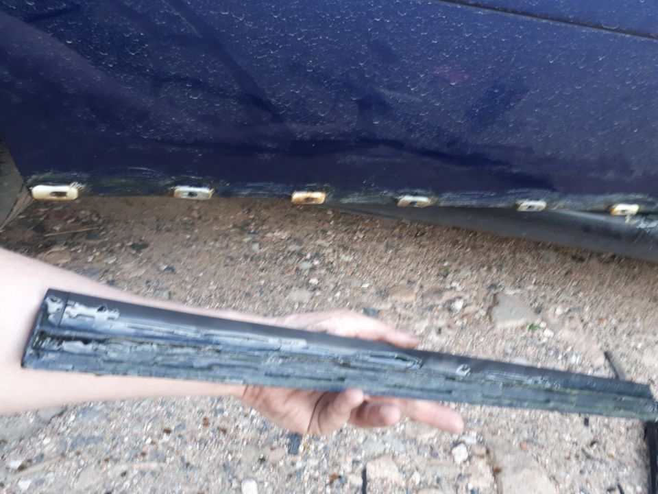 Смазка пуш салом новых молдингов и кромки дверей перед установкой — Audi A4 Avant (B5)