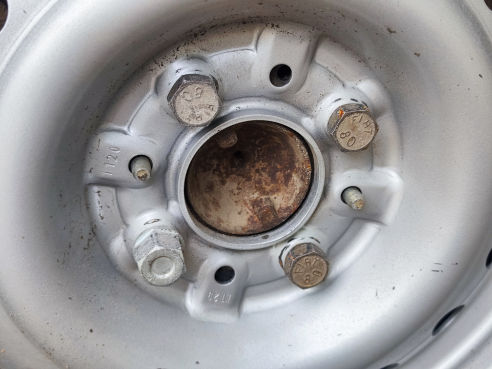 Колесные болты Фиат жаль что сохранились не на всех колесах — Lada 2101