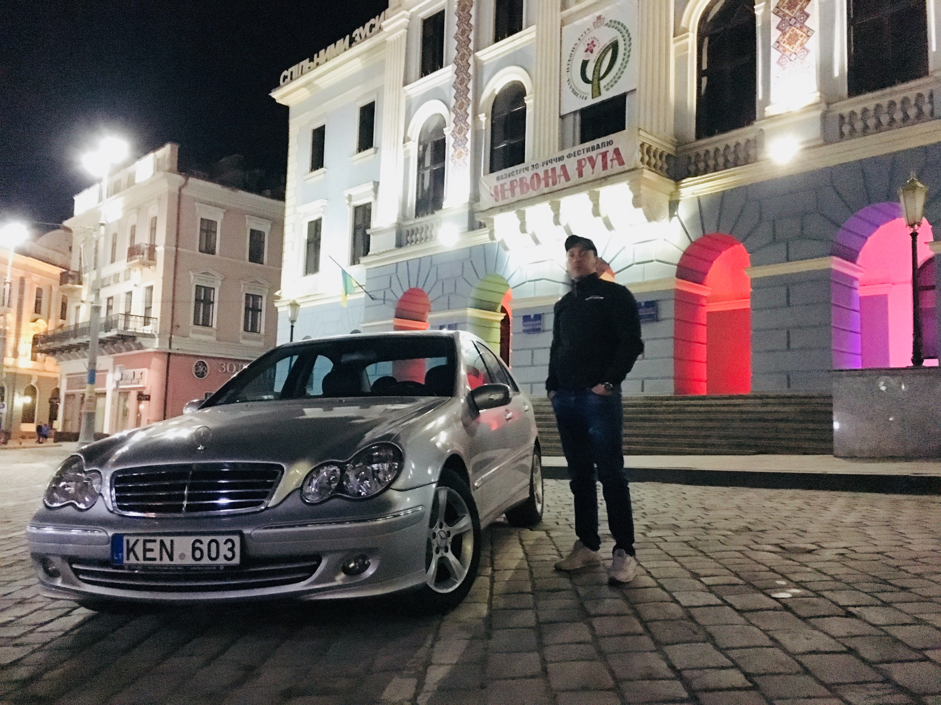 AMG Mercedes c class в ночном городе