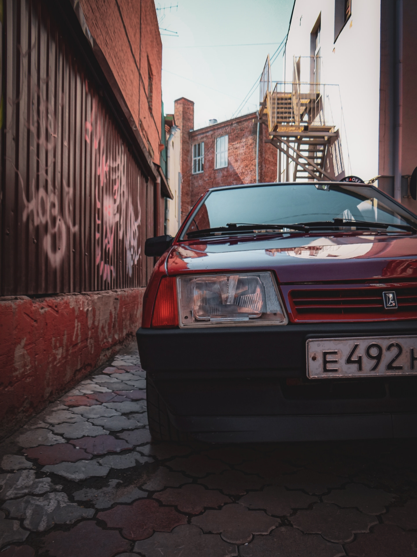 Ваз 2109 красный рубин. Ваз 2109 короткокрылая. Ваз 2109 красная. Красная девятка с черной крышей. Девятка ваз 2109.