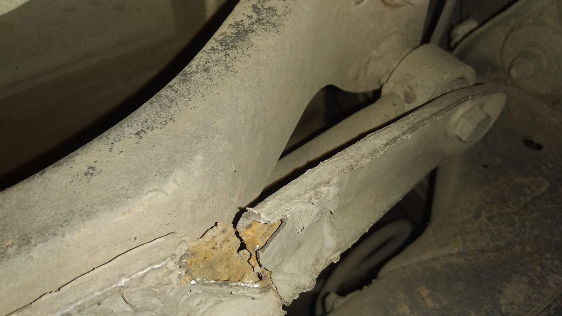 Лопнул задний поперечный стабилизатор — Volkswagen Jetta VI, 2 л, 2013 ...