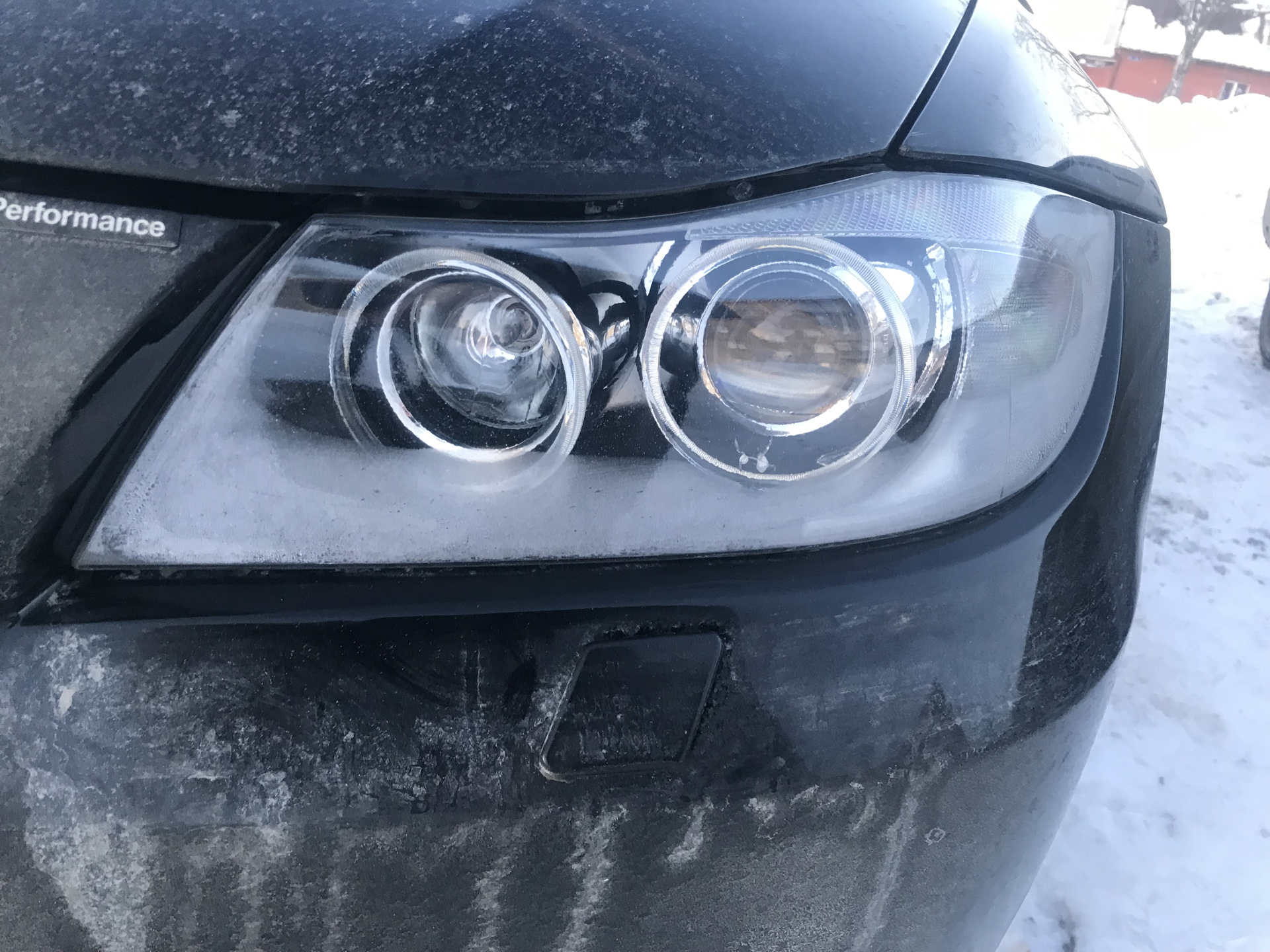 Запотевшая фара. Запотевание фар BMW e90. Потеет фара е60. Потеет фара БМВ е90. BMW e60 потеют фары.