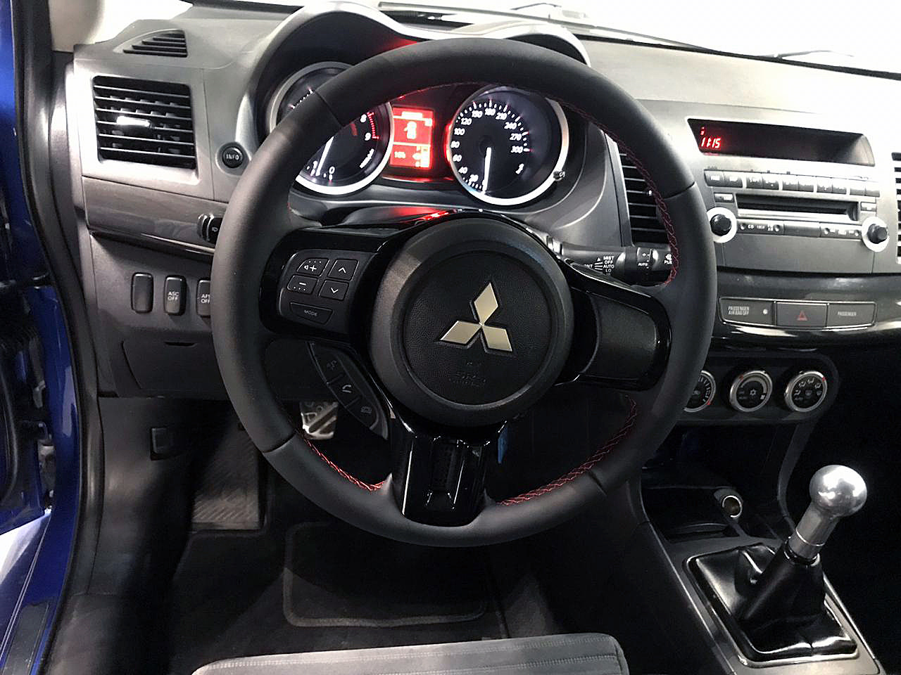 mitsubishi lancer x интерьер