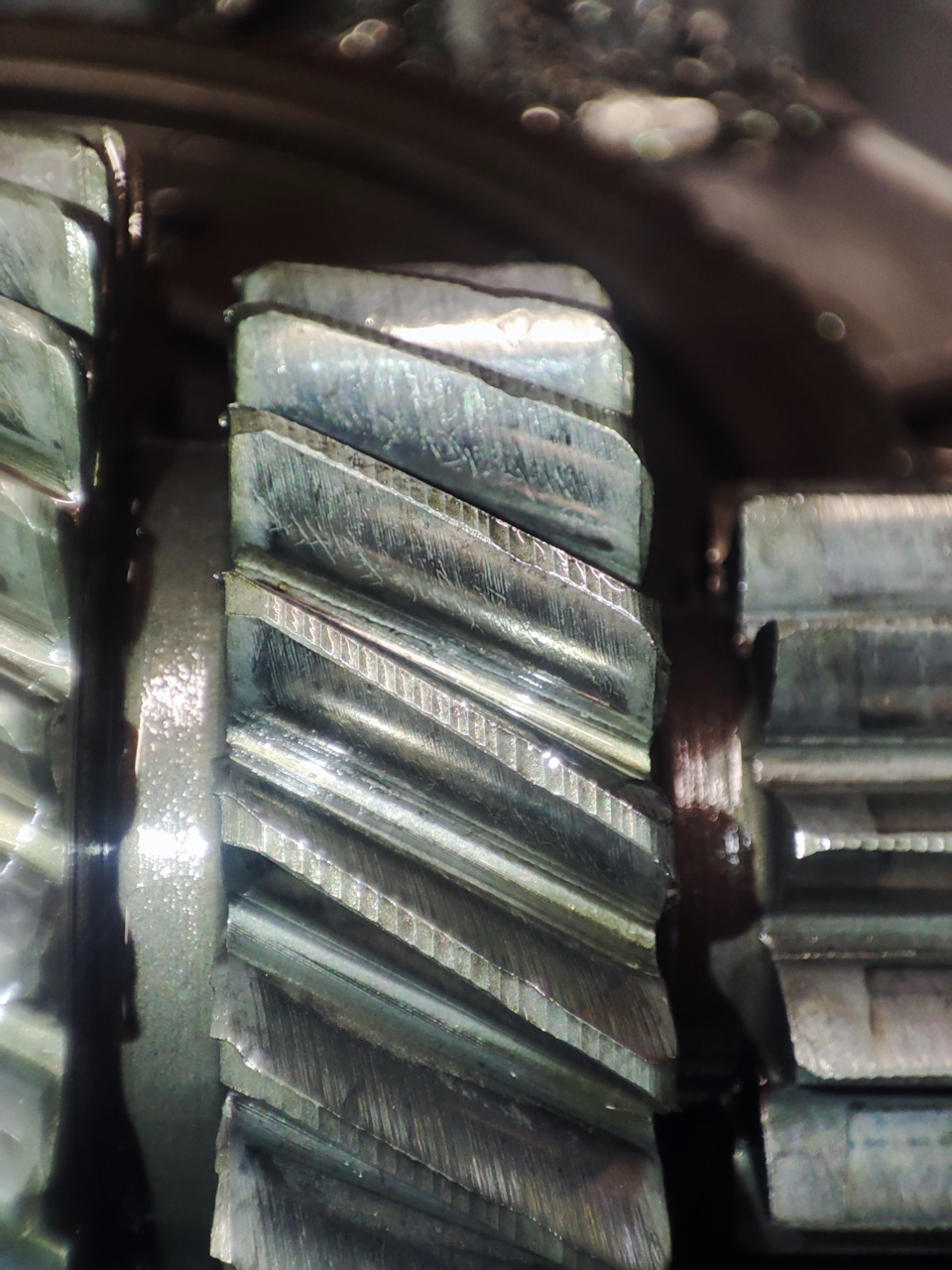 Рабочая сторона зуба, вроде появляется зеркало, но риски от обработки все ещё видны и это спустя 44 тыс. км — Lada Vesta (1G)