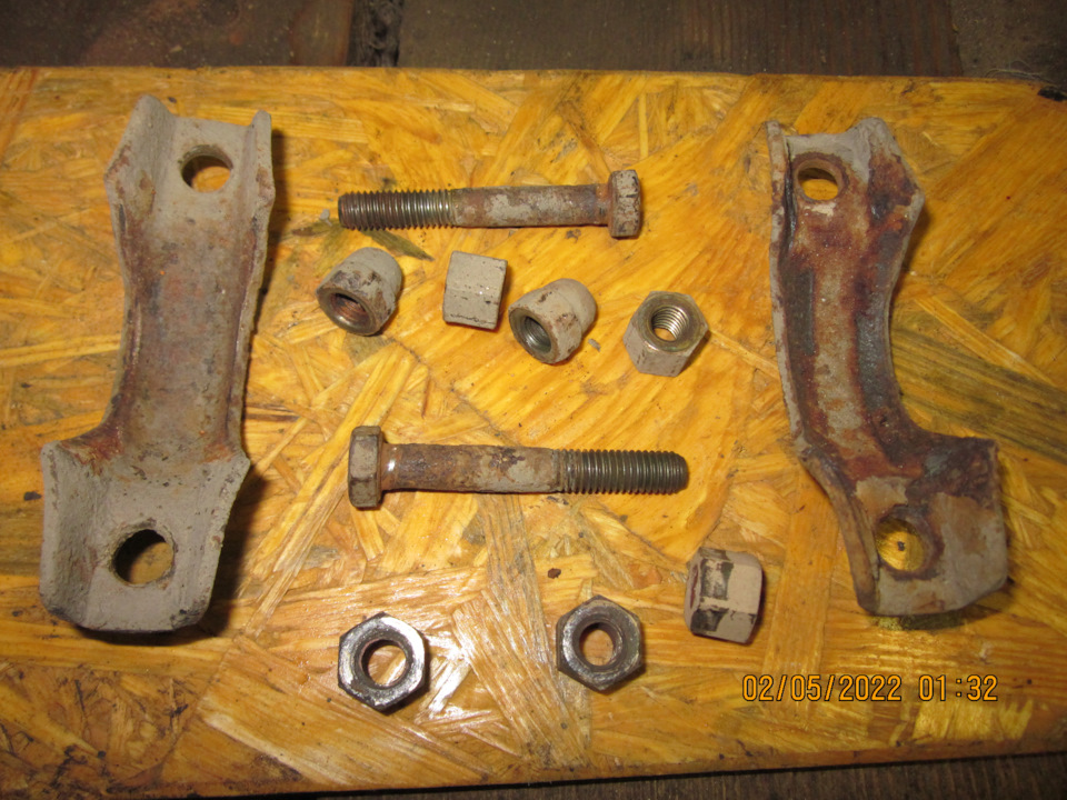 Крепёж заднего фланца резонатора, пробежавший с момента замены 35237км — Lada Vesta SW (1G). Запчасти на фото: 05202201