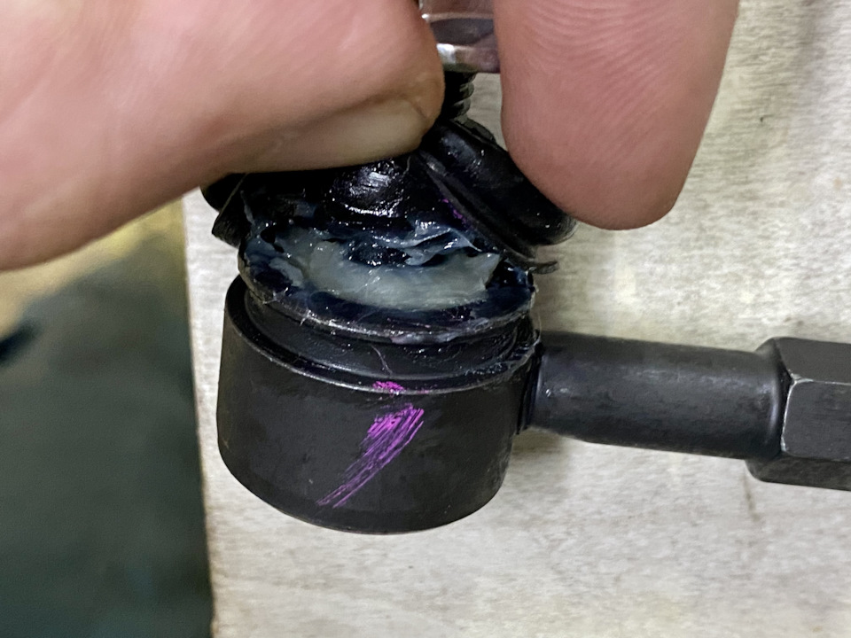 Пользуясь случаем снял пружинное колечко пыльника, чтоб удостоверится что смазки внутри достаточно! А ее там достаточно, даже места свободного нет. — Nissan Cefiro Wagon