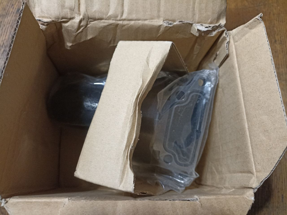 Внутри в не самой комфортной позе расположился герой презентации — увесистая железяка, объединяющая в себе паразитный ролик грм, отводной патрубок охлаждения, и разделяющий их подшипник — Toyota 4Runner (2G)