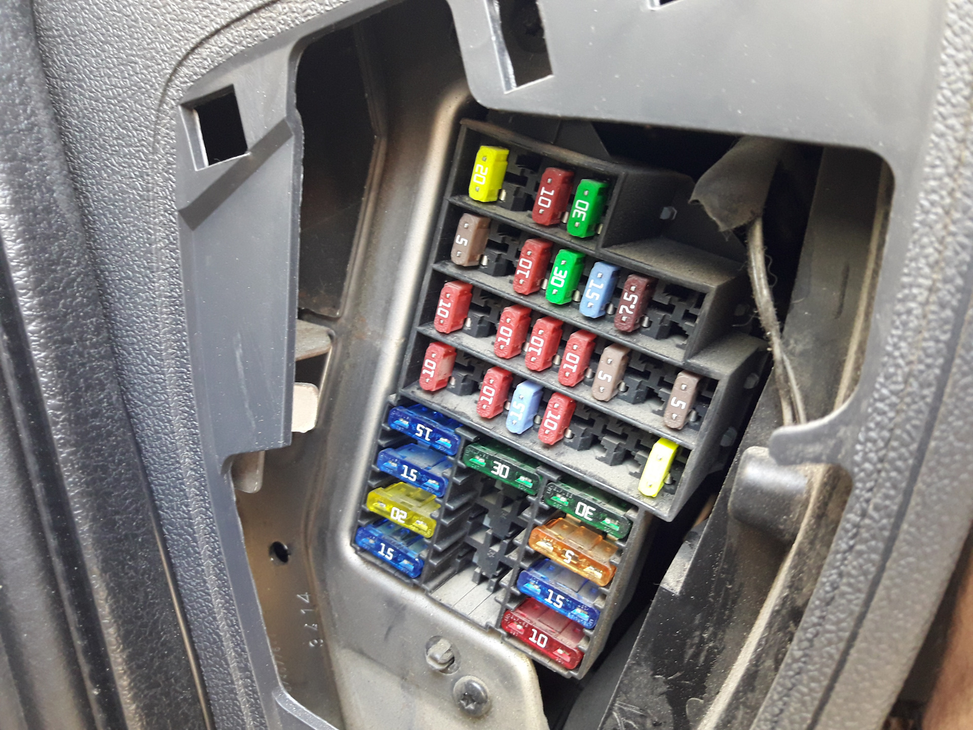 Разъем водительской двери passat b8. Почему не работают задние стеклоподъемники. Стеклоподъемники без зажигания рено логан 2. Реле стеклоподъемника рено меган 2. Разъем стеклоподъемников рено логан 1.