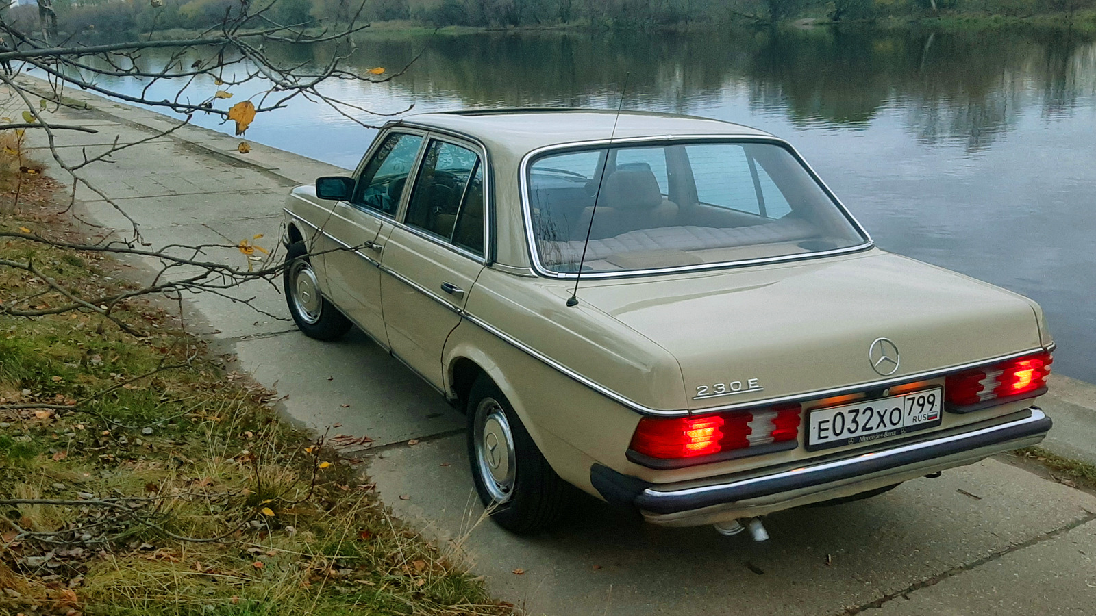 Мерседес 1983 года выпуска.