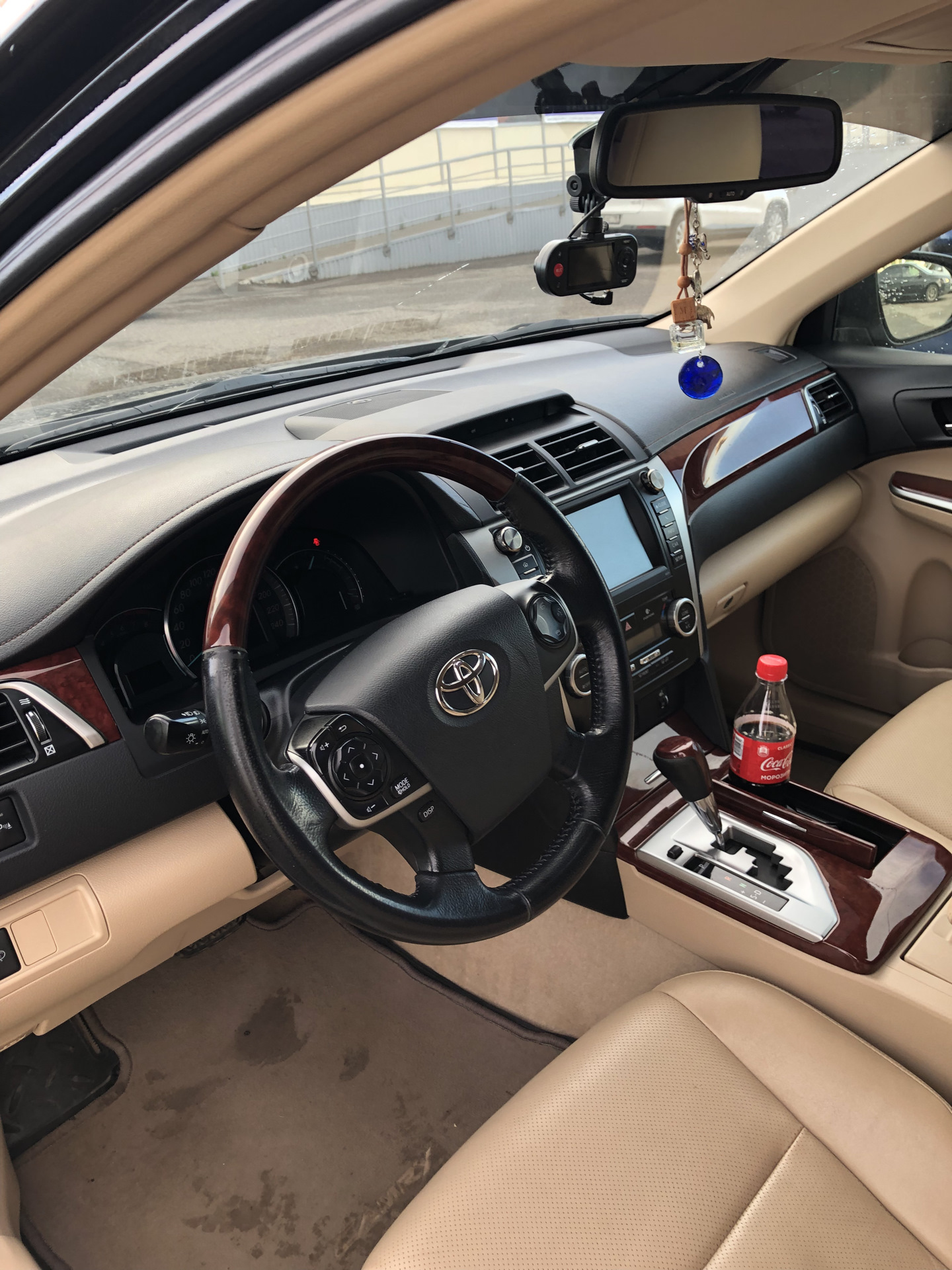 Салон toyota. Toyota Camry 50 белый салон. Toyota Camry 2.5 салон. Toyota Camry 2012 салон. Тойота Камри 2012 черная салон.