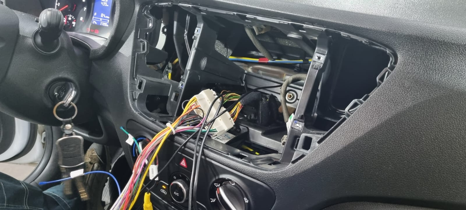 Установка магнитолы и камеры заднего вида. — Hyundai Solaris (2G), 1,6 ...