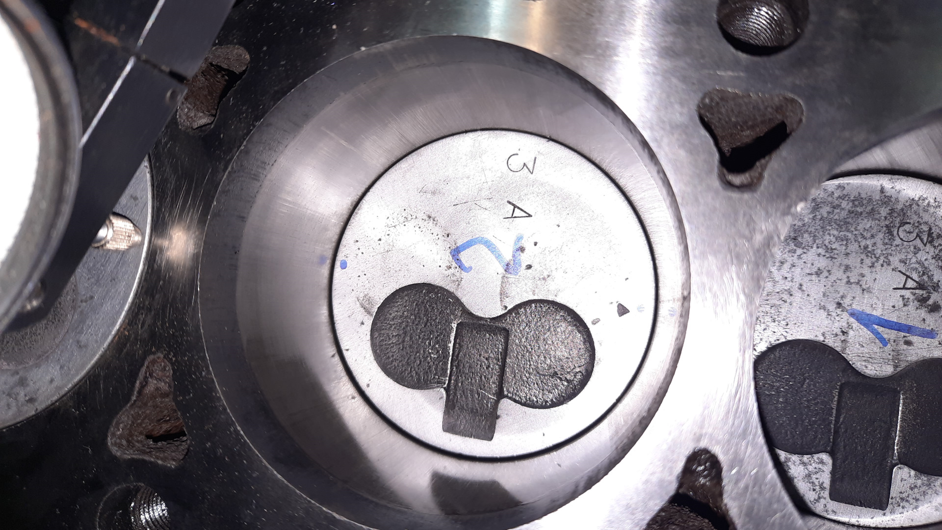 выход поршня из блока каменс 6. выступание поршней 4d56u. зазор между колец поршня ваз 2108. 4д56 блок масляные форсунки. Navara прокладка гбц по вылету поршня.