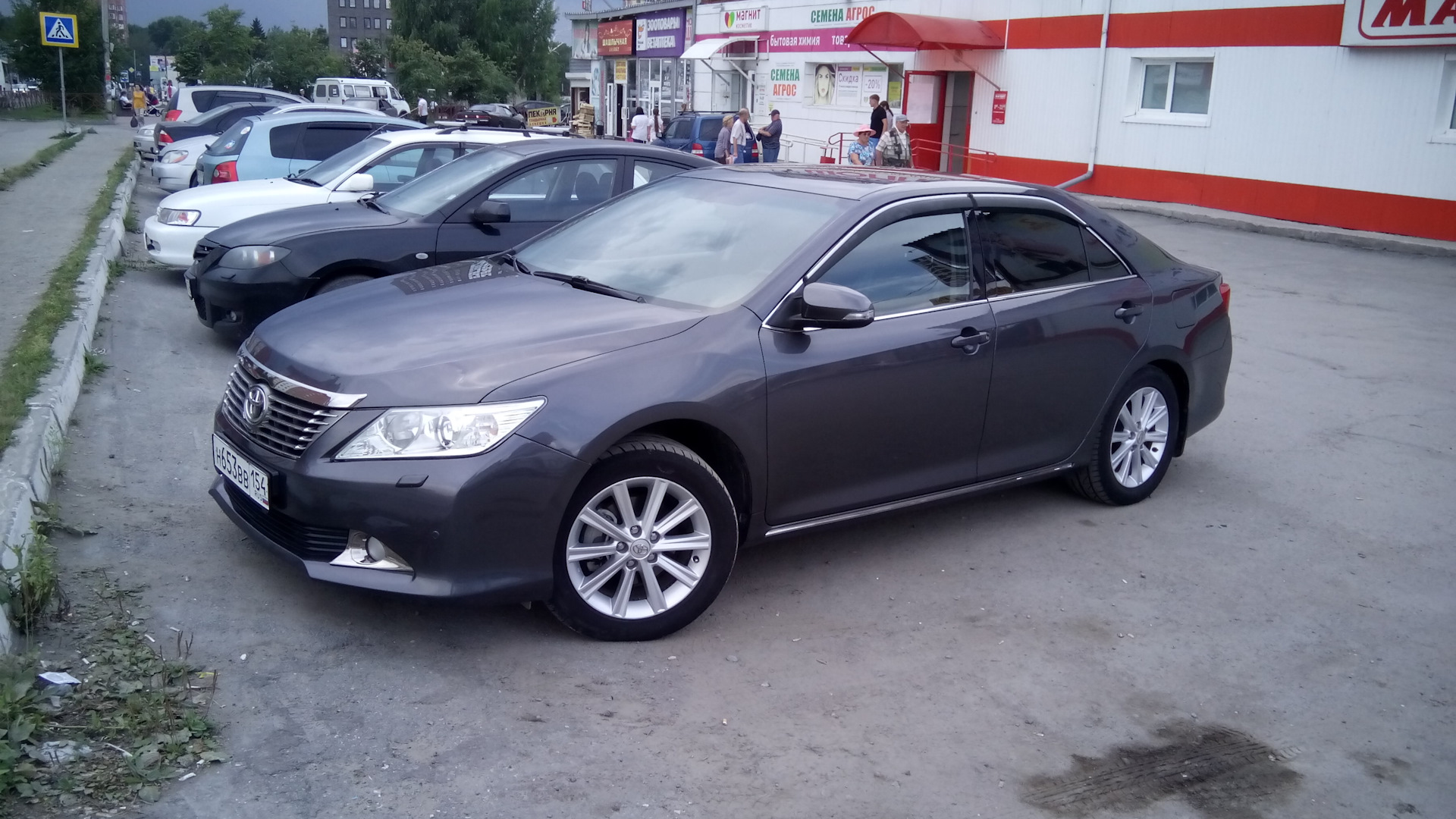 Camry 50 серый металлик. Тойота Камри 50 серая. Camry v50 серый металлик. Toyota Camry 50 серая.