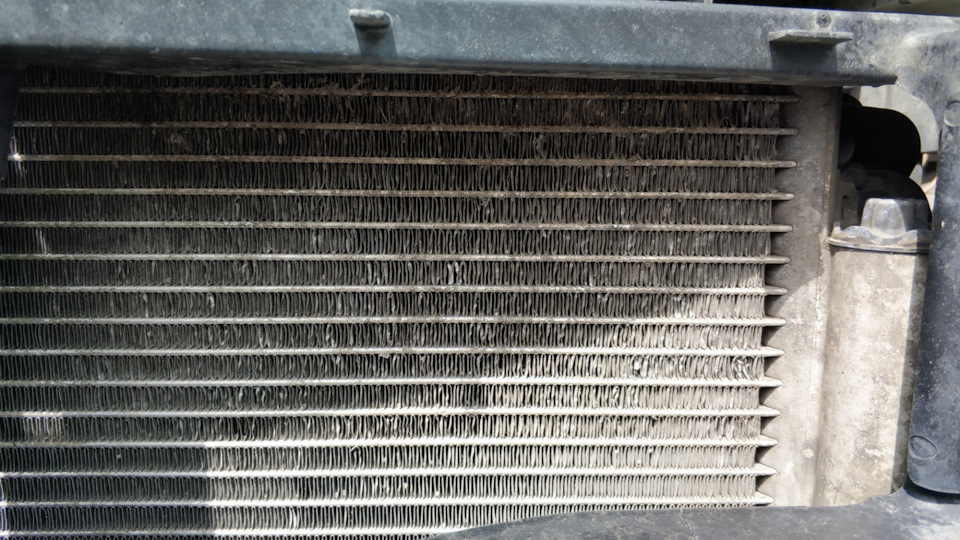 Чистка радиатора кондиционера и выпрямление сот — Volkswagen Passat B6 ...