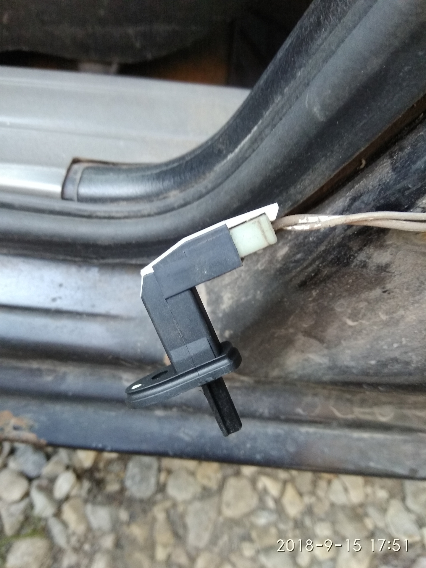 Концевик двери. Замена — Volkswagen Passat B3, 1,8 л, 1992 года ...