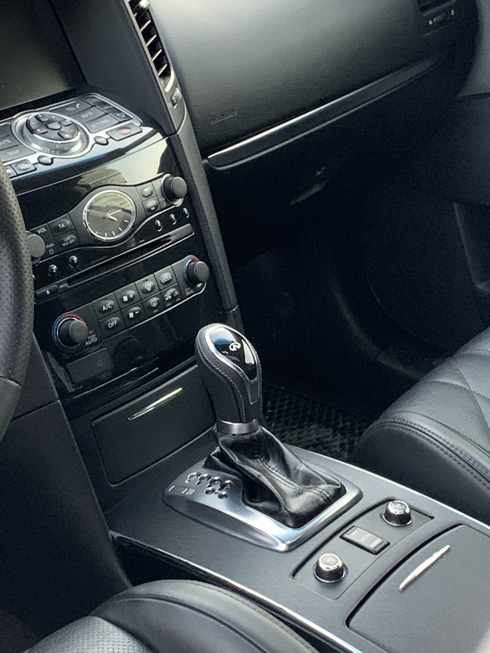 Infiniti qx70 акпп. Ручка акпп инфинити qx70 рестайлинг. Infiniti fx37 ручка акпп. Infiniti qx80 подстаканник. Infiniti q70 ручка акпп.