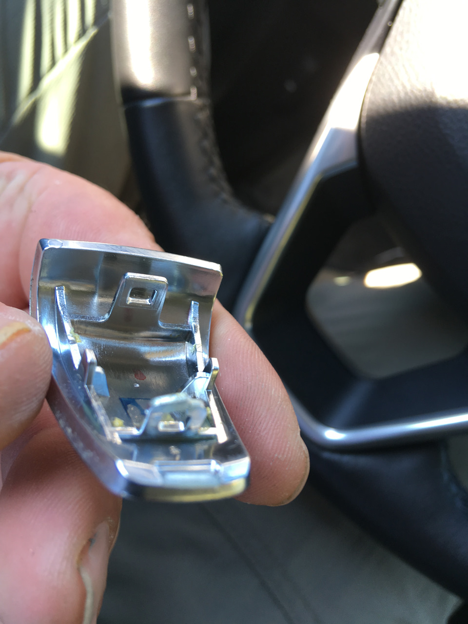 Верхняя.Защелки хорошо видны. — Ford Mondeo V