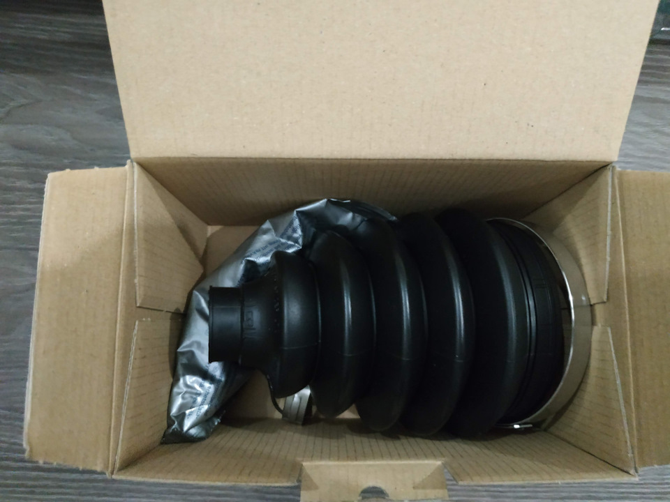 Пыльник шарикового шруса. В отличии от пыльника трипода, этот не резиновый, а пластиковый — Toyota Avensis II